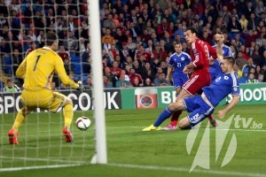 epa04440575 Gareth Bale (2-R) of Wales has a shot on goal during the UEFA European Championship 2016 qualifying match played between Wales and Bosnia-Herzegovina at the Cardiff City Stadium, Cardiff, Wales, Great Britain, 10 October 2014. EPA/GEOFF CADDICK