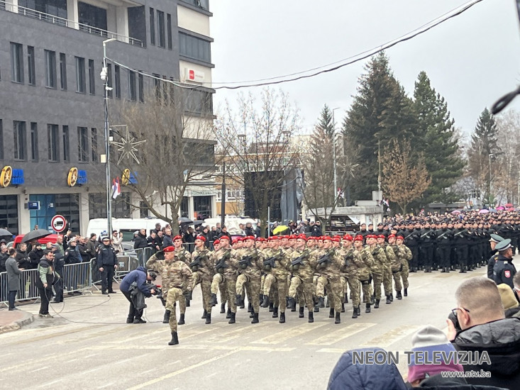 U Istočnom Sarajevu upriličen svečani defile povodom neustavnog dana Rs ...